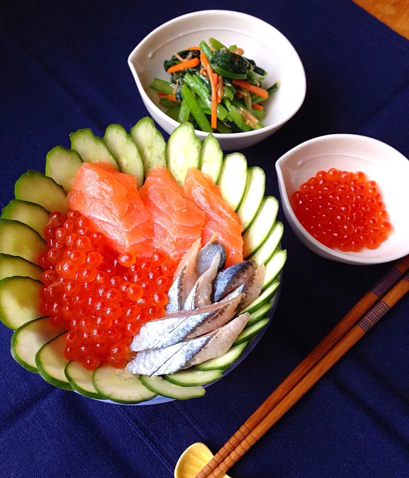 秋の恵み❤️サーモンとイクラの親子と 同居のピカピカなサンマ丼🐟🐟🐟|Hollyさん