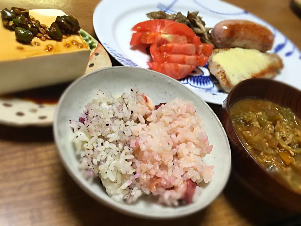 晩ご飯はちょっぴりジャンキー！
でも、ご飯はたこ飯とゆかり飯のハーフアンドハーフ♡|こぶたちゃんさん