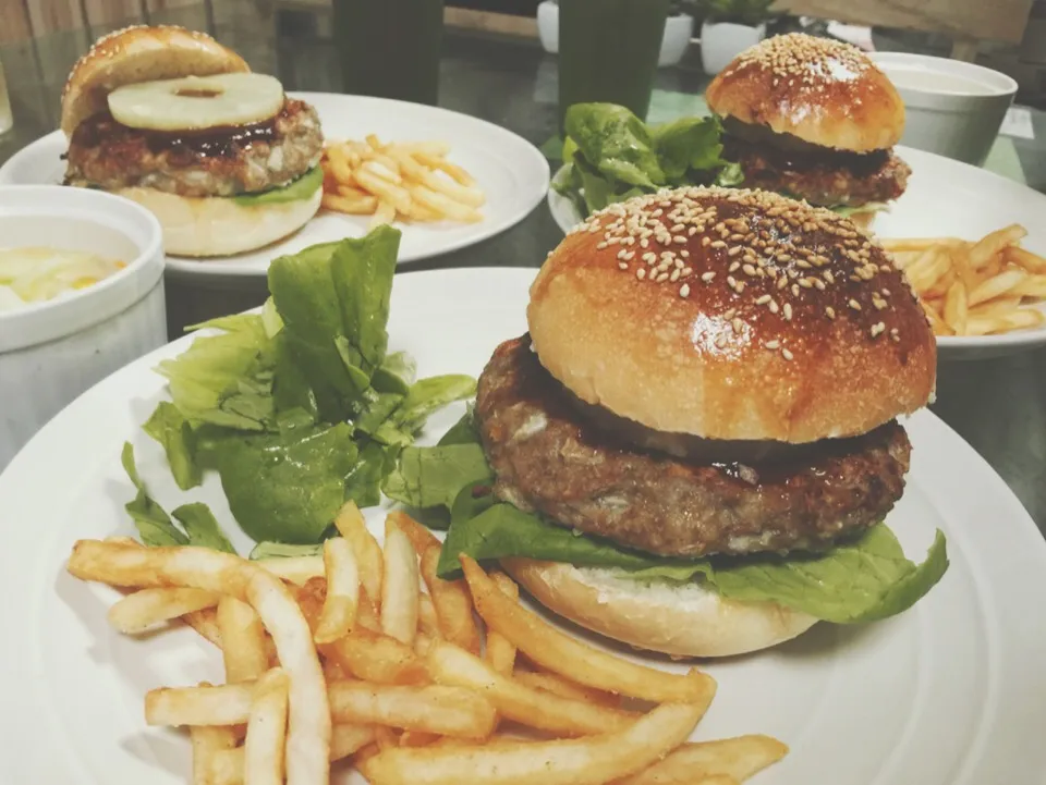 どーしても パイナップル入ったハンバーガー🍔が食べたくなって、バンズから作った〜💕ハンバーグは、茄子入り🎵誰も気付かない〜(*´艸)♪|ミーさん