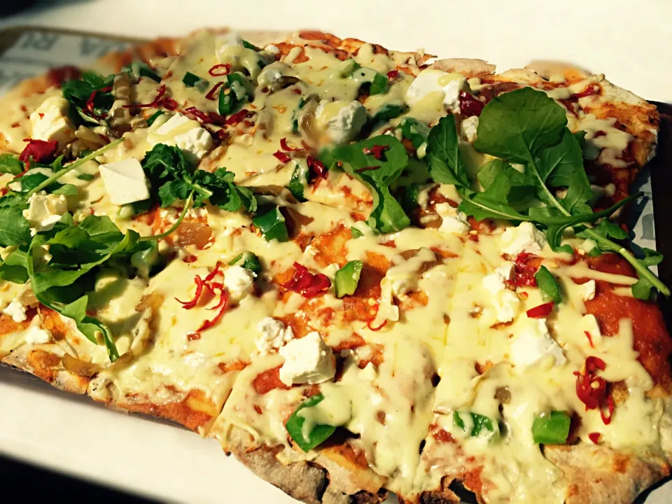 Flat bread: caramelised onion, green pepper, feta, rocket & chilli|Sergio Lacuevaさん