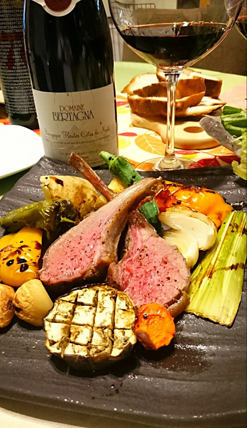 Snapdishの料理写真:子羊の低温ロースト🍖焼き野菜を添えて🍴ワインはブルゴーニュのピノ・ノワール🍷＼(^o^)／|ナムナムさん