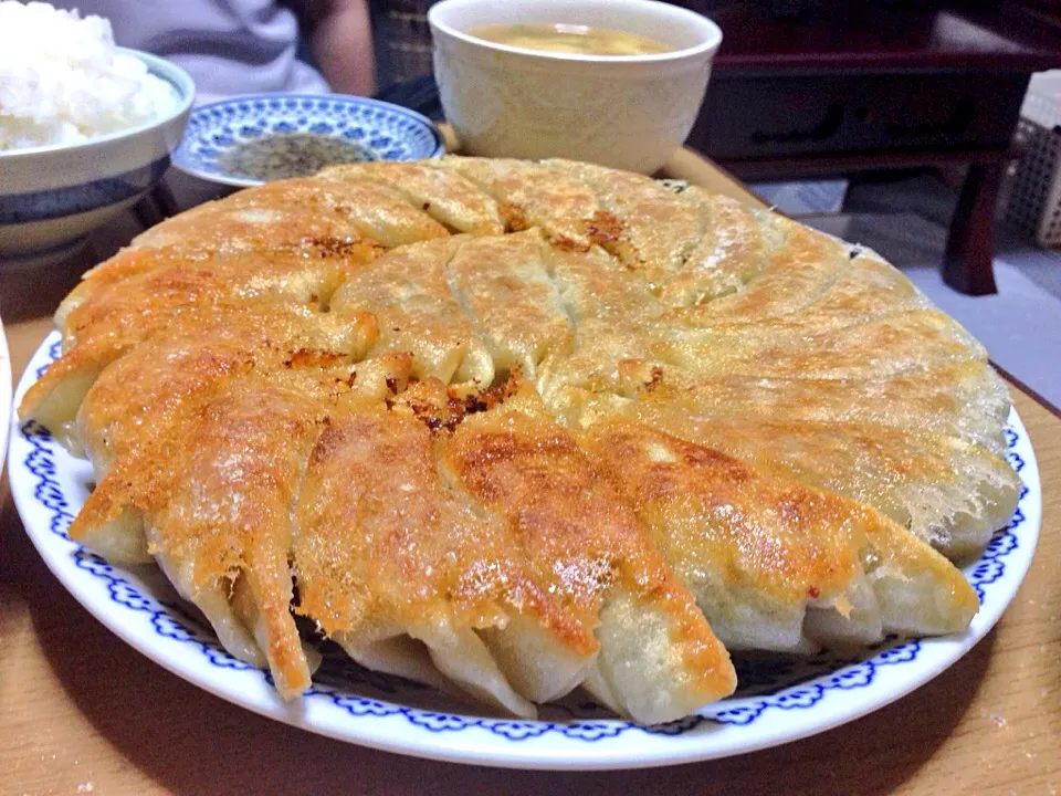 いつもよりジャンボな餃子を焼きました！ もちもちジューシー|こんこんさん