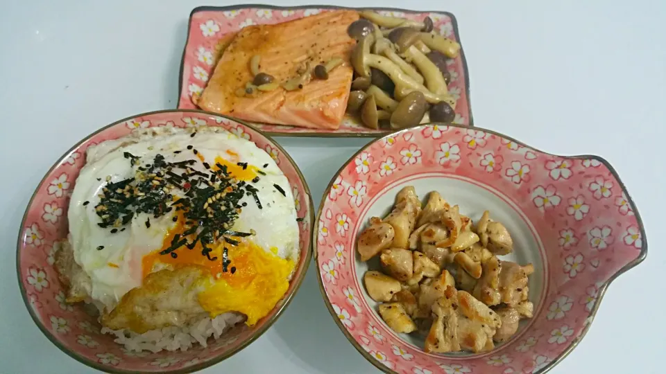 Egg with rice 👅grilled boneless chicken💋grilled salmon with garlic teriyaki shimeiji😉|🌷lynnlicious🌷さん