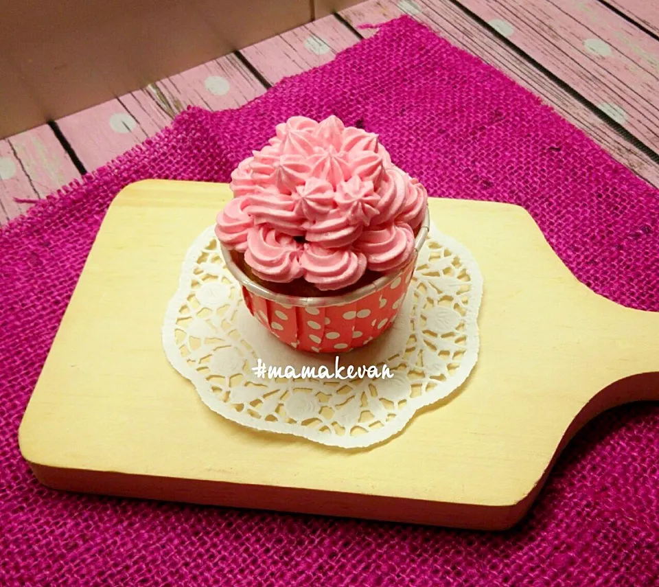 Vanilla Cupcake w/ Strawberry Cream🍓🍓|meilizaさん