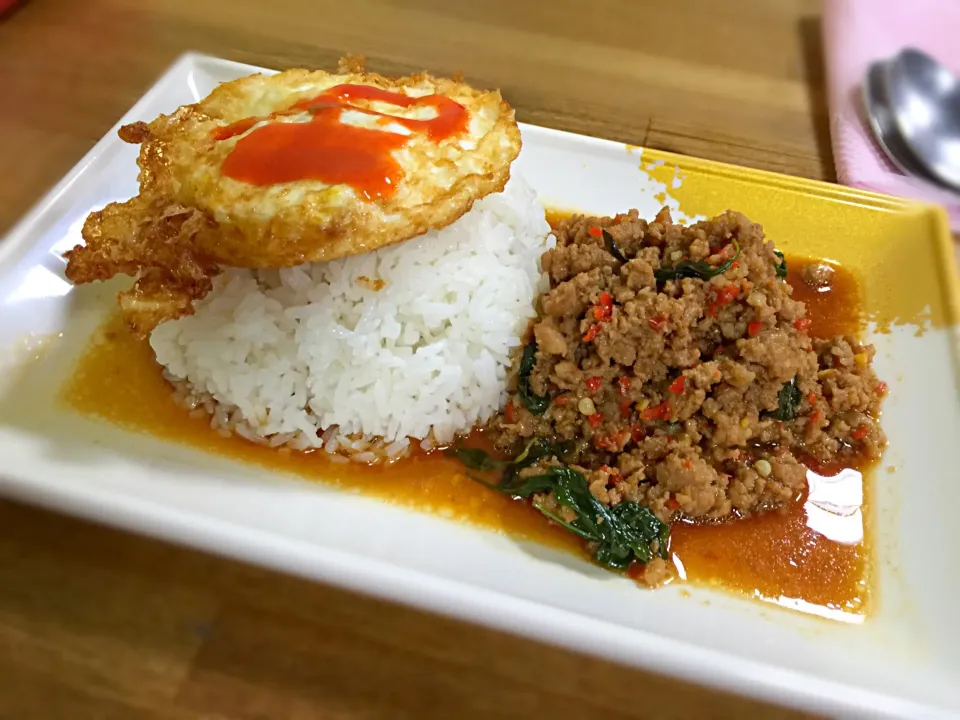 午餐 泰式打拋豬肉飯|手牽手一起過好日子。さん