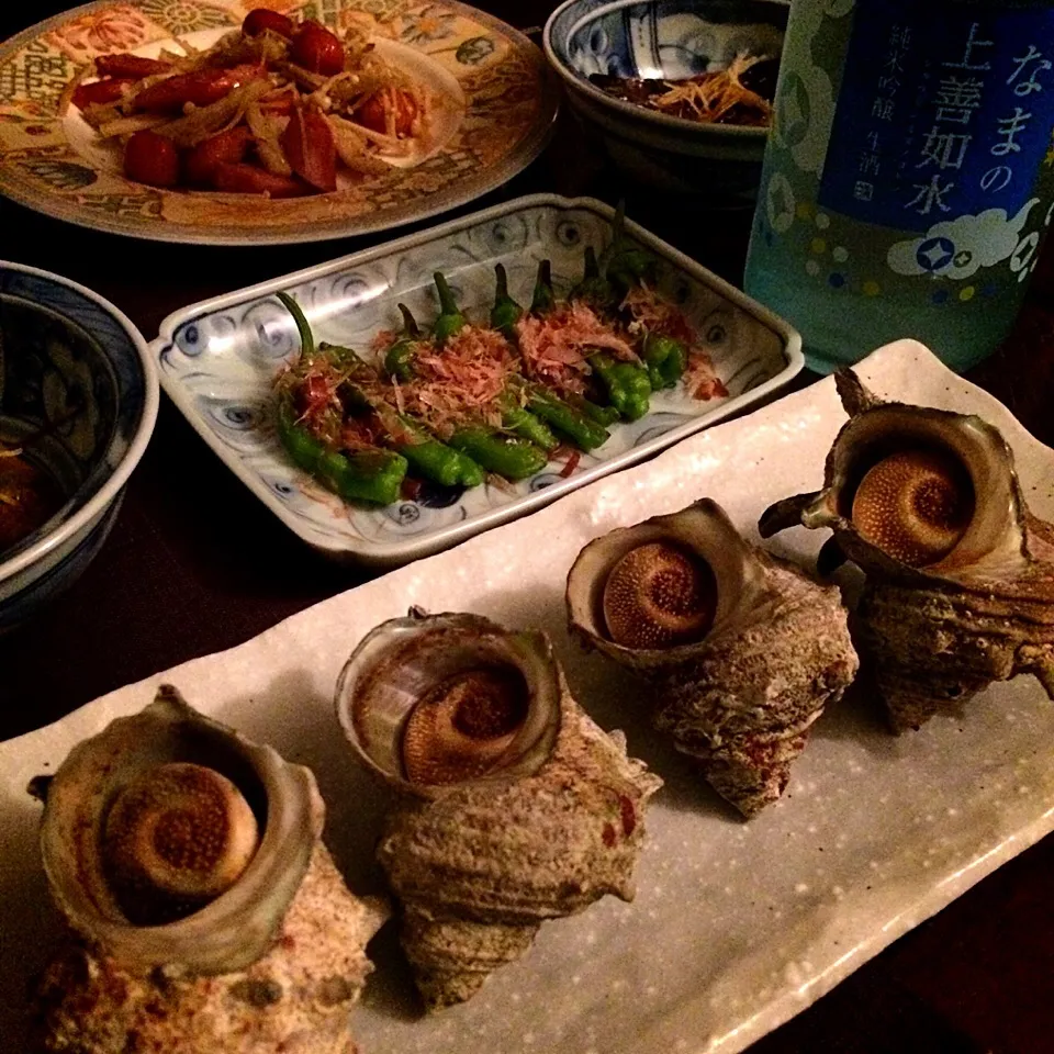 サザエのつぼ焼き・茄子の煮浸し・焼きししとう他☆冷やした「なまの上善如水」で|シフォンさん