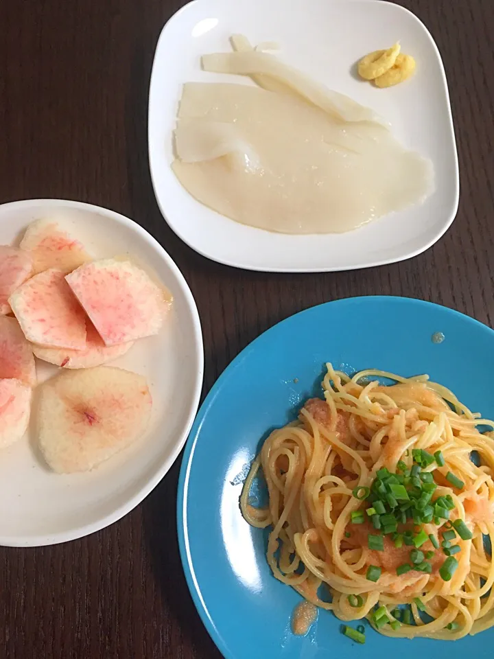 Snapdishの料理写真:9月3日朝ごはん たらこパスタ イカソーメン 桃|やすこさん