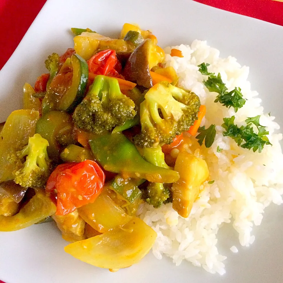 夏野菜カレー😄❤️ブロッコリー、茄子、胡瓜、人参、オクラ、インゲン豆、玉ねぎ、ミニトマトの蜂蜜漬けをレンチン👍水は一滴も使用してません👍💞|はみちゃんさん