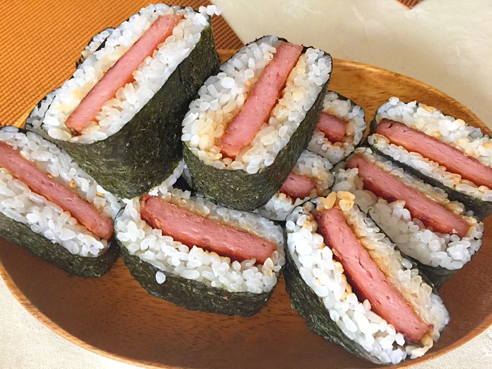 Snapdishの料理写真:スパムむすび

朝からがっつり食べて出勤しました！
今日も１日楽しみましょう♪|lazy104さん