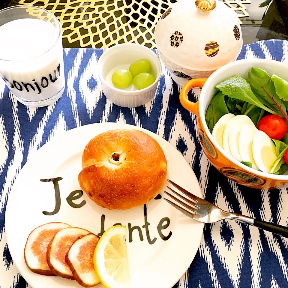 クランベリーベーグルで朝ごはん🍴|Tomoさん