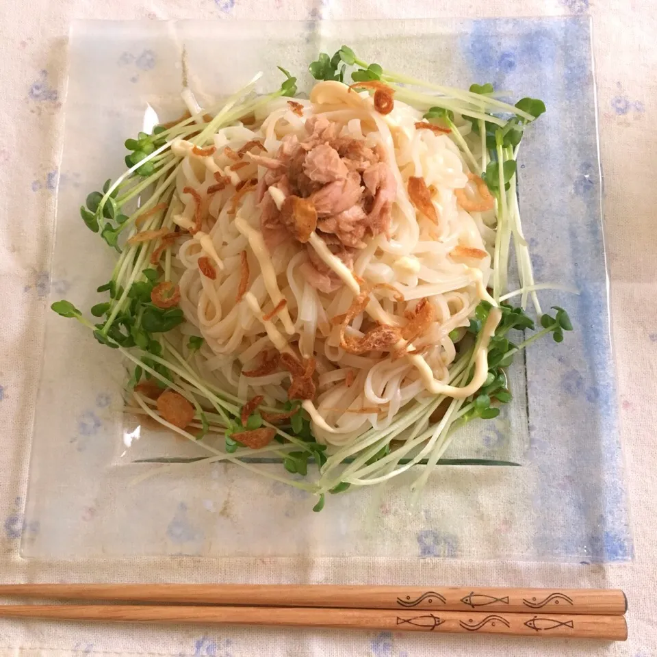 ツナとかいわれ、フライドオニオンの冷やしうどん|かぴこさん