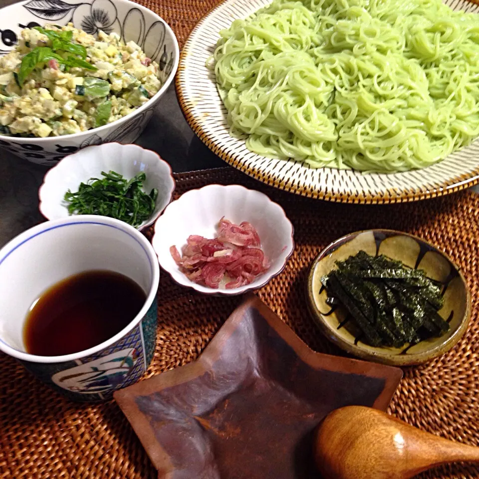 Snapdishの料理写真:オリーブそうめんとチョップドサラダで緑な昼ごはん( ´ ▽ ` )ﾉ|nao子さん