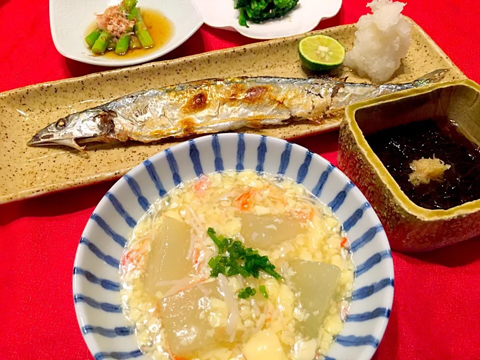 Snapdishの料理写真:ともこちゃんの 玉子豆腐とカニカマ使って簡単うまうまあんかけ冬瓜♥ と新秋刀魚の塩焼き😊|まるまさん