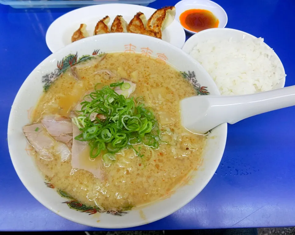 来来亭  食べたかった。4ヶ月ぶり
餃子定食  ラーメンはこってり
完食😋🍴🙌🏻👍🏻苦しい。嬉しい😄😍|Hiroshi  Kimuraさん