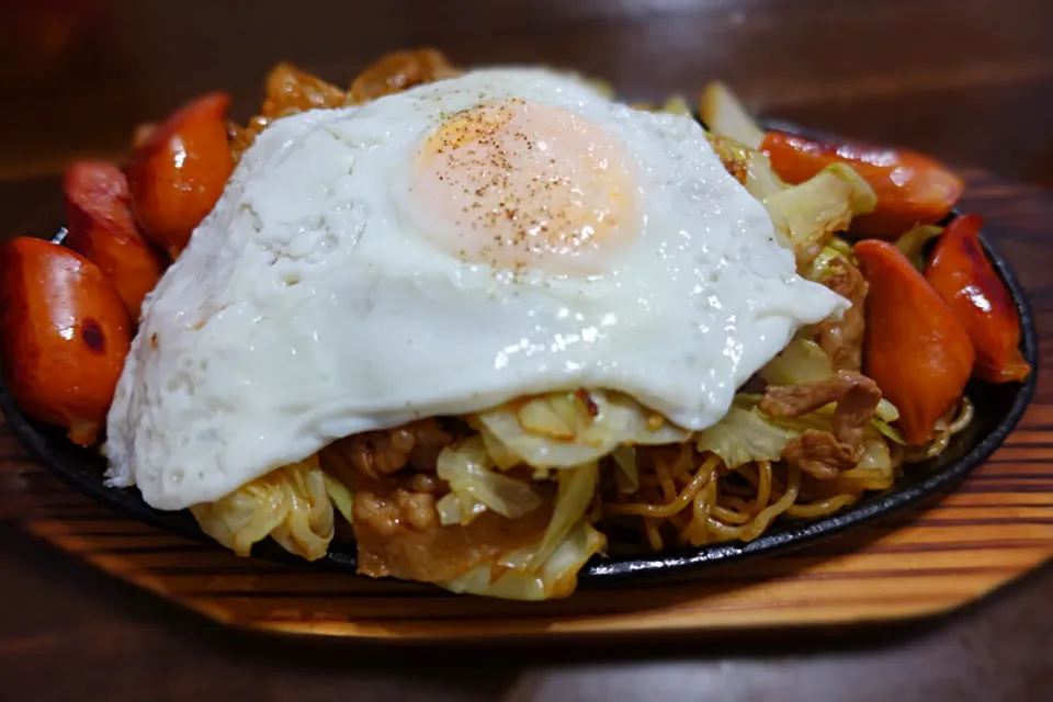 スペシャル鉄板焼きそばfeat.目玉焼き|Nov Sanさん