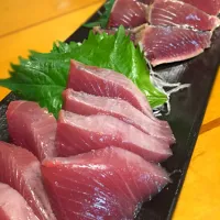 Snapdishの料理写真:本日の釣果は戻り鰹6匹
生造りとたたき|のぶのぶさん