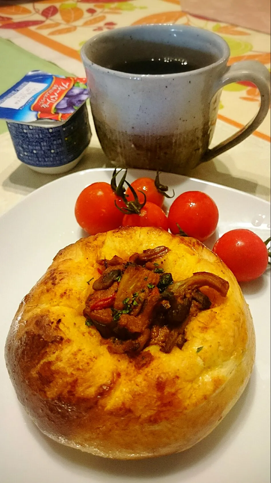 茄子🍆とキノコのカレーパン🍞コ―ヒ―はいつものマンデリン☕(^-^)v|ナムナムさん