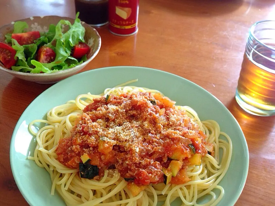 Snapdishの料理写真:9/4 ランチ♪ 夏野菜入りミートソースパスタ サラダ|ikukoさん