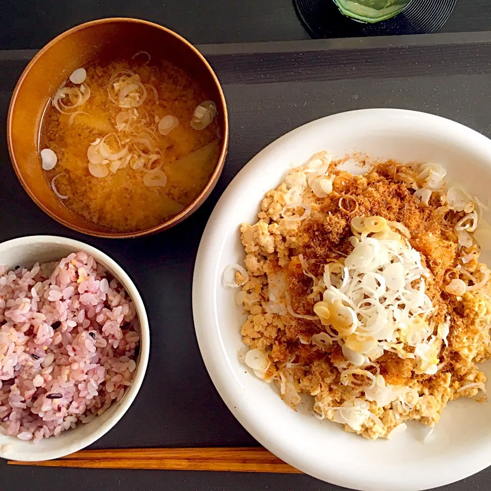 カミナリ豆腐と大根と大根の葉の御味噌汁、雑穀米|yumyum😋さん