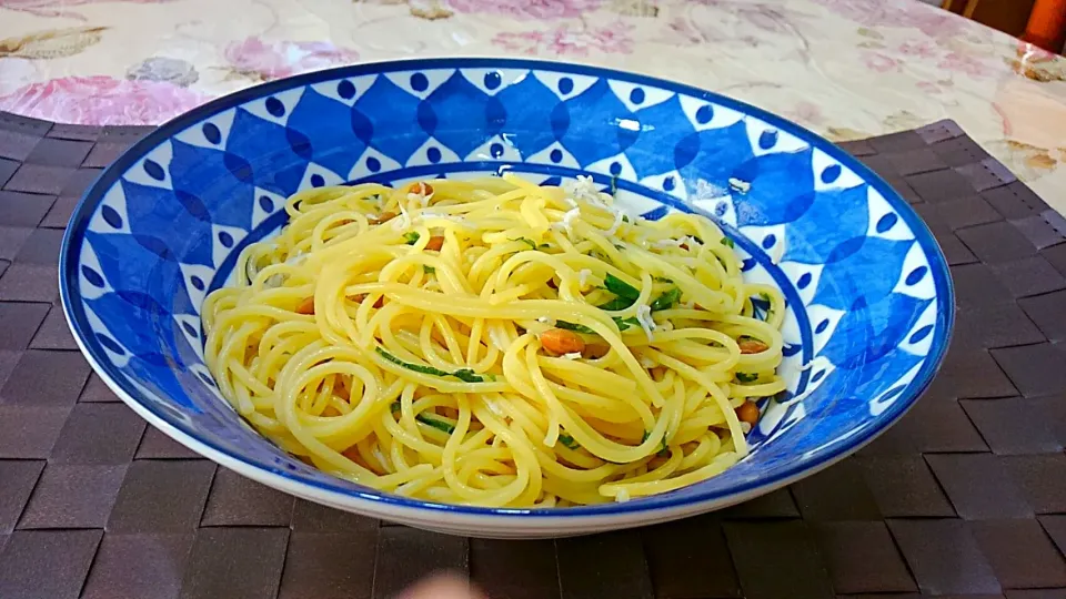 Snapdishの料理写真:納豆としらすと大葉のバター醤油パスタ|たえさん