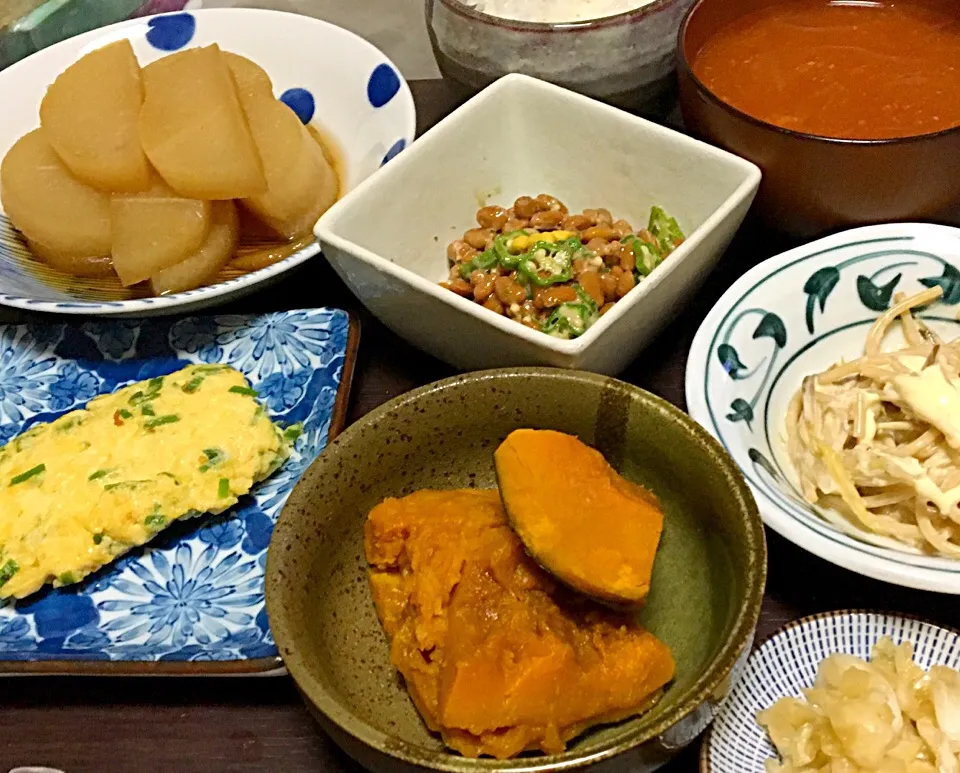 晩ごはん かぼちゃ煮 大根のいしり煮  ネギ入り卵焼き オクラ納豆 キャベツのポン酢漬け スパサラダ トマトジュースベースの味噌汁|ぽんたさん