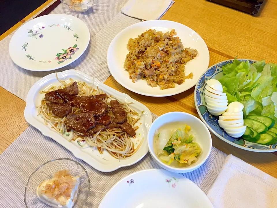 お肉、チャーハン、冷奴、サラダ、お漬物|めぐひささん