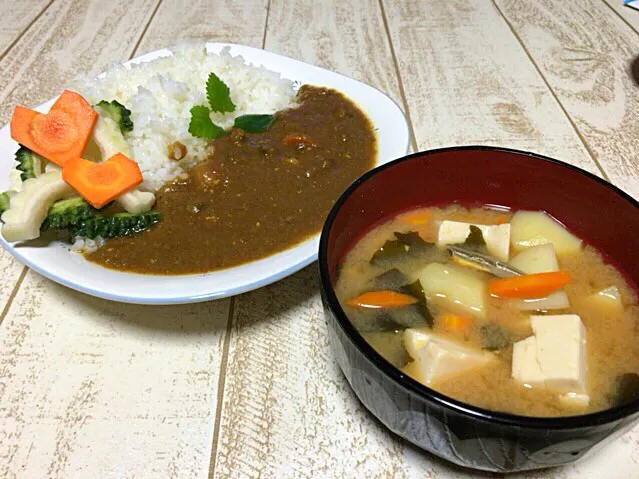 今日の男飯(⌒-⌒; )たっぷり煮込んだカレー♫with具だくさん味噌汁♫|ひーちゃんさん