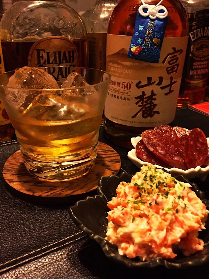 Snapdishの料理写真:富士山麓樽熟原酒50°とサーモンのクリームチーズ和え|たけさん