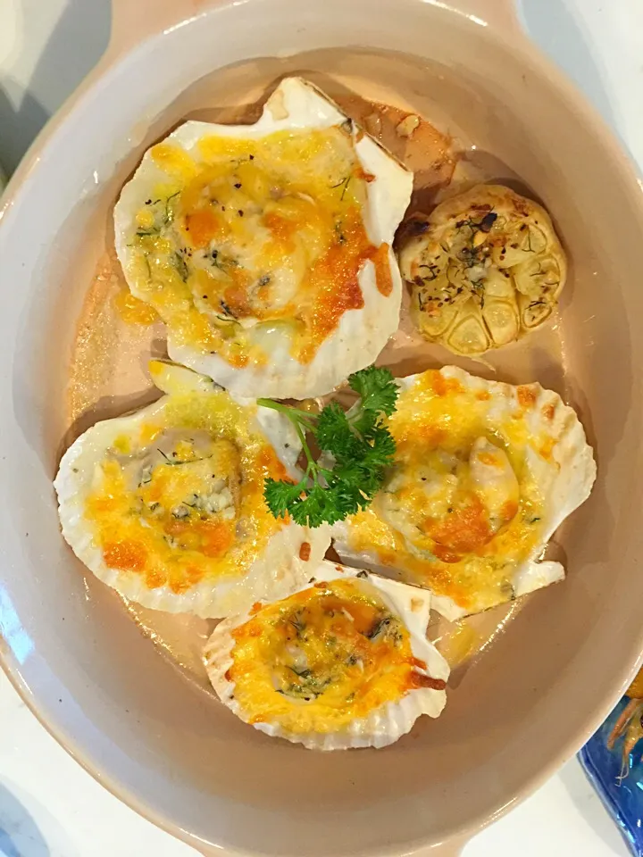 Snapdishの料理写真:Garlic & Dill Smeared butter with cheese scallop in shell.|Aunty Gさん