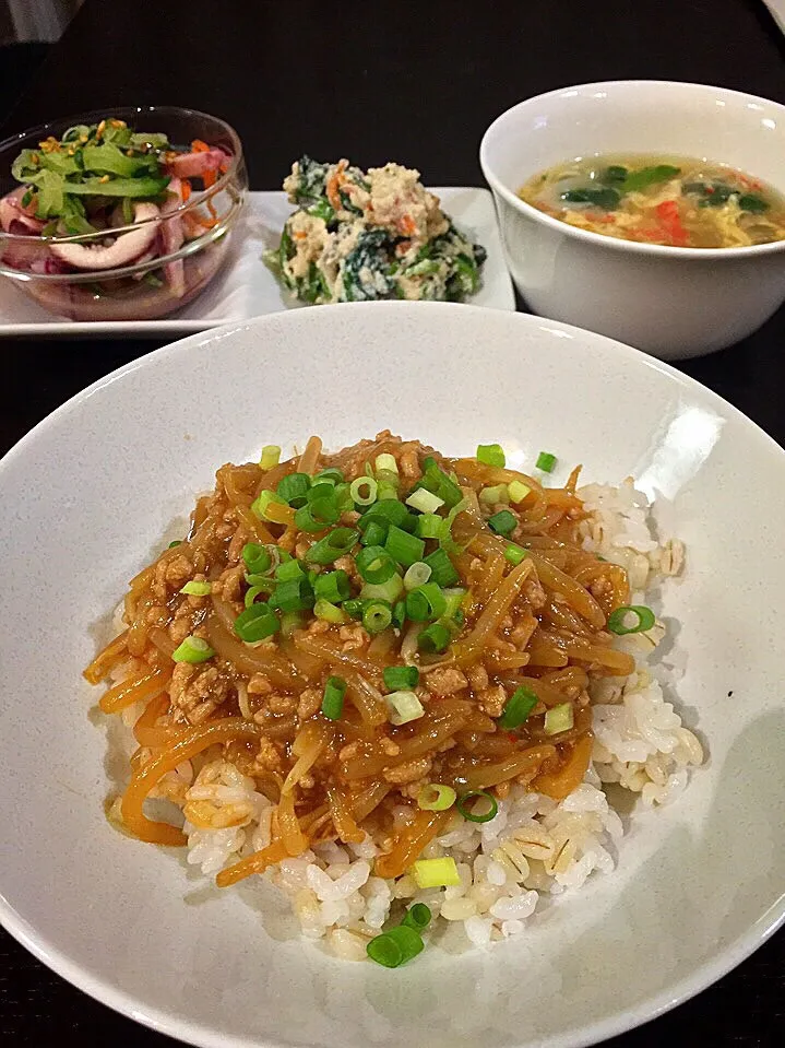 ⭐️挽き肉ともやしのピリ辛味噌炒め丼
⭐️イカのマリネ
⭐️白和え
⭐️カニカマと小松菜のかき玉スープ|よっちぃさん