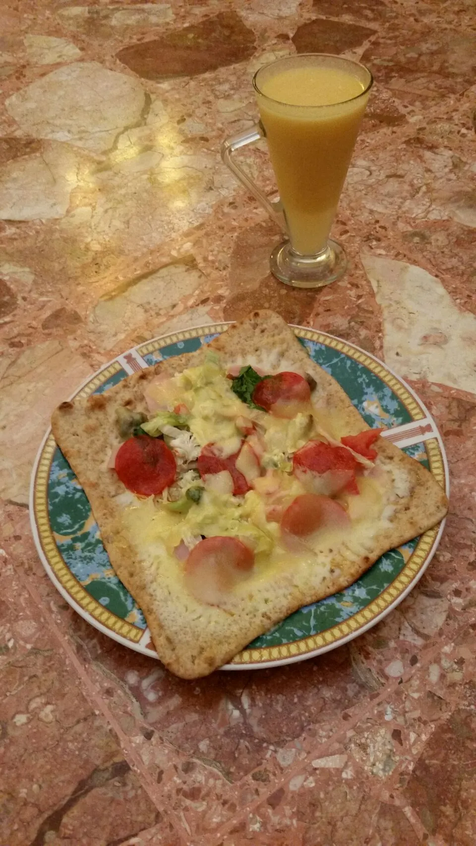 Mini pizza especial con jugo de melón|Olga Margarita Paredes Riveraさん