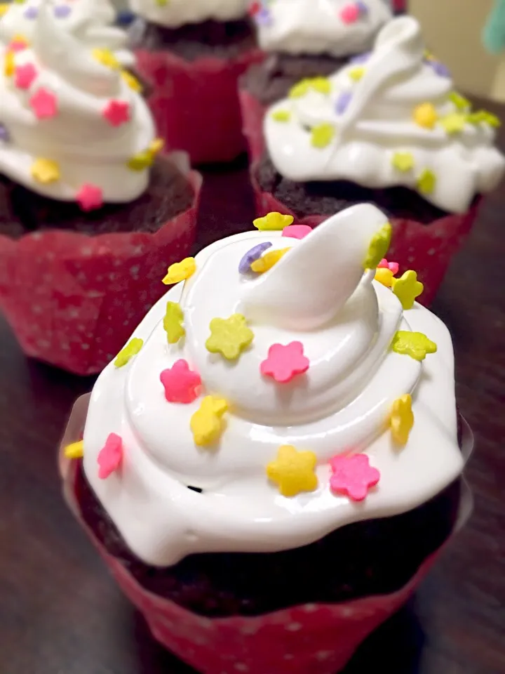 Snapdishの料理写真:Double Choc Sponge Cupcake with Marshmallow Frosting|ケー ララ・ジョイさん