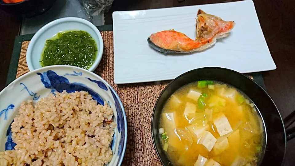 鮭かま&めかぶ&キャベツと豆腐の味噌汁|まぐろさん