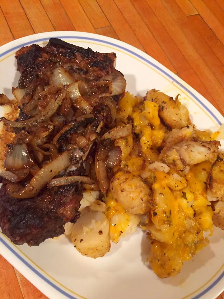 BBQ strip steak with sautéed onions, fresh garden potatoes with garlic, Rosemary and cheddar cheese.|Michele Fortunatiさん