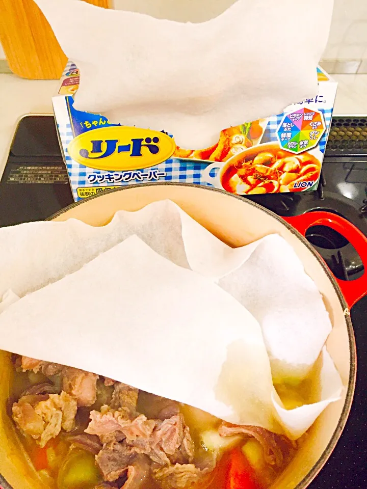 Snapdishの料理写真:リードクッキングペーパーでアク取り簡単‼️牛すじカレー煮込み中😁|Atsukoさん