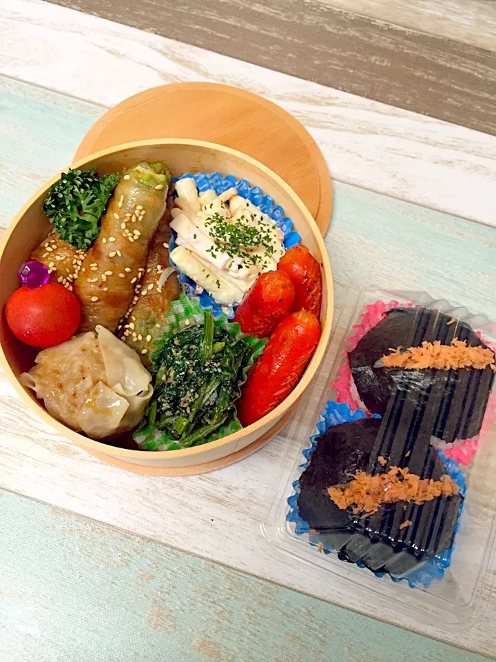 Snapdishの料理写真:🍙ツナマヨ＆鮭おにぎり
🍙ほうれん草の胡麻和え
🍙オクラの豚肉巻き
🍙マカロニサラダ
🍙ミニトマト
🍙肉焼売
🍙赤ウインナー|pindoraさん