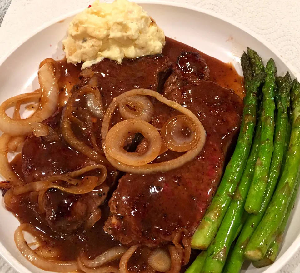 Pan-Seared New York Strips with gravy, buttered-garlic aparagus, onions and potato salad on the sides. Yum! 😋😋😋|Alma's Home Kitchenさん