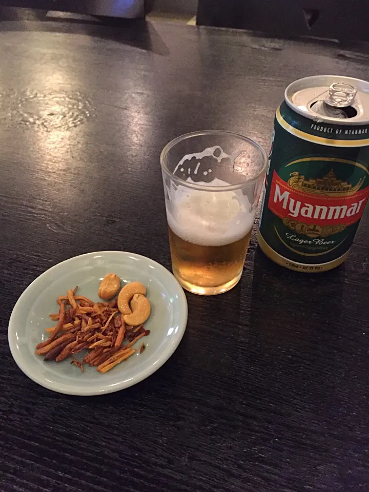 ミャンマー料理食べに来た。まずはミャンマービールとアテで。黄ニラの根っこを干して揚げたやつですって。メチャ美味。|MORiさん