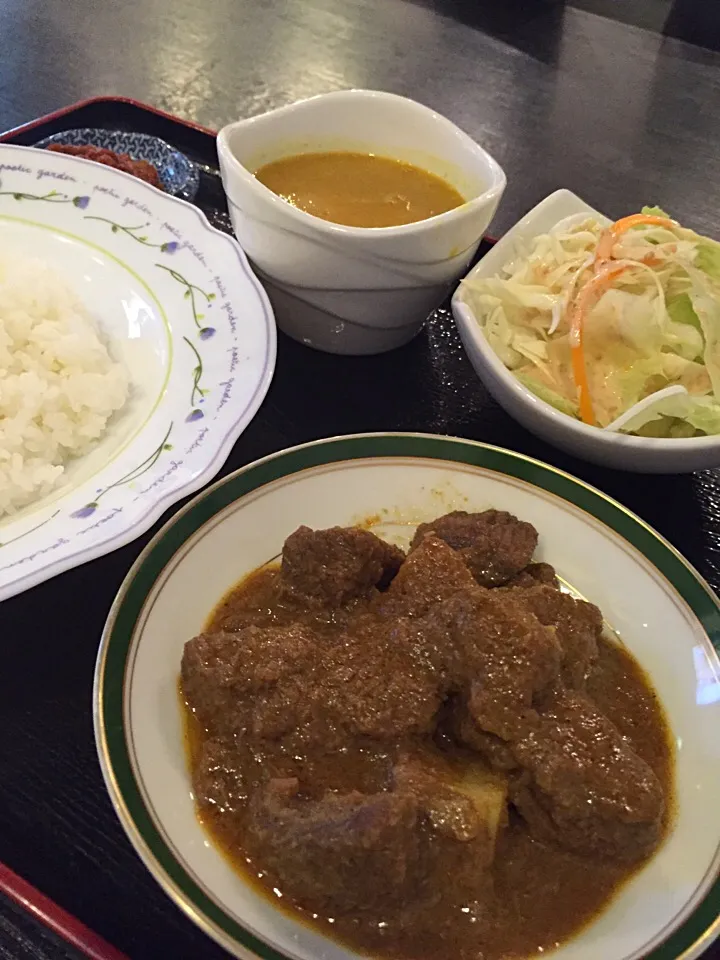 マトンのスパイシー煮込み(セイッターヒン)レンズ豆のカレーも付いて。|MORiさん