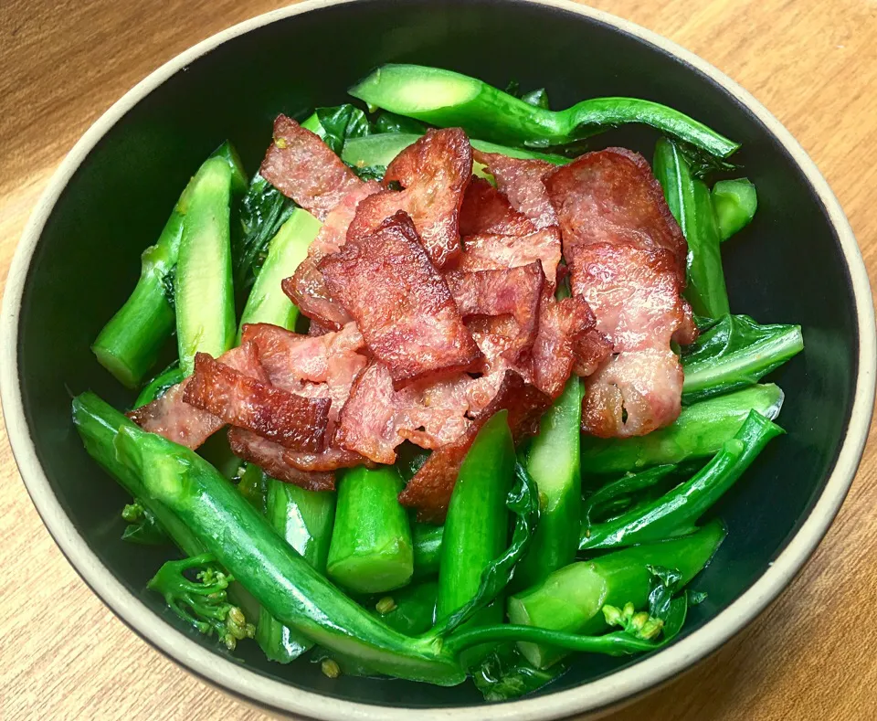 คะน้าฮ่องกงผัดเบคอน
Kale stir fried with bacon|ครัวอิอ้วน... Chubby Cookさん