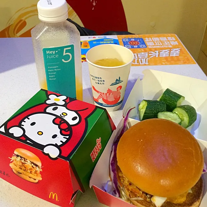 M记Hello Kitty🍔🍔Tempura Bueger|Lilyさん