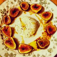 Snapdishの料理写真:Burratta with grilled figs, and balsamic viniagrette dressing.|Arpan Duttaさん