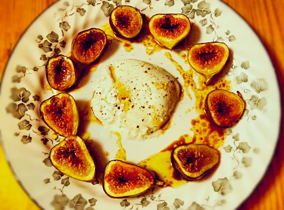 Burratta with grilled figs, and balsamic viniagrette dressing.|Arpan Duttaさん