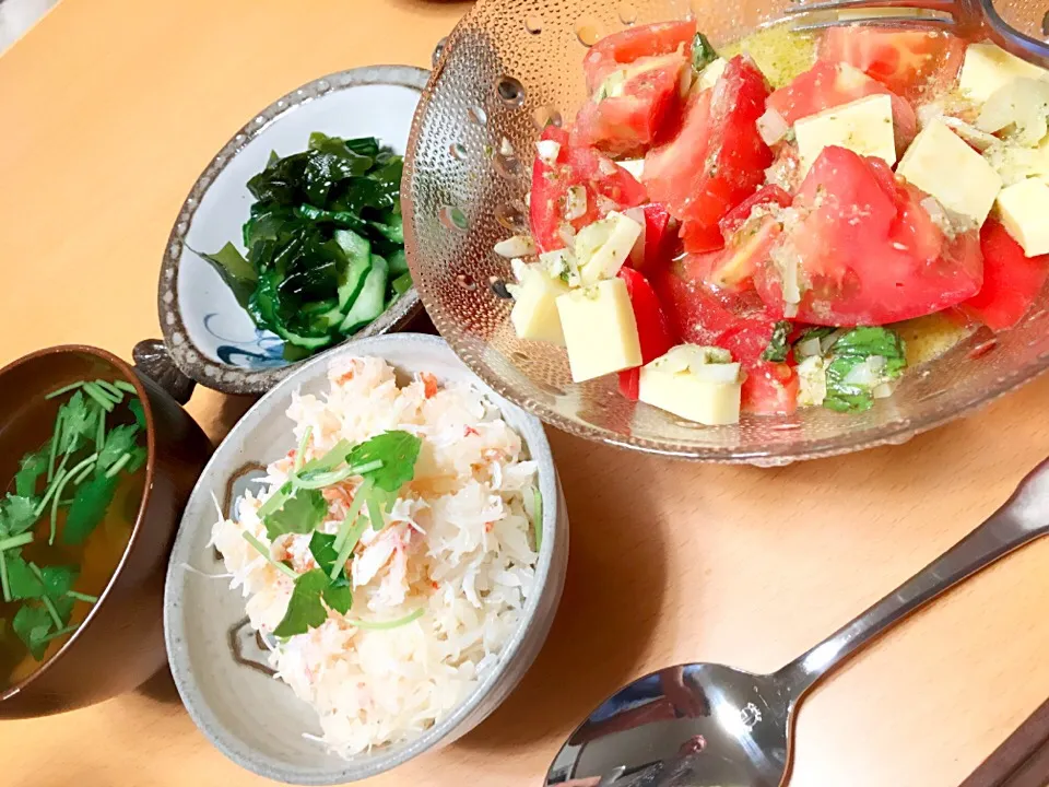 カニ飯 夏野菜サラダと酢の物と一緒に|ふーつんさん