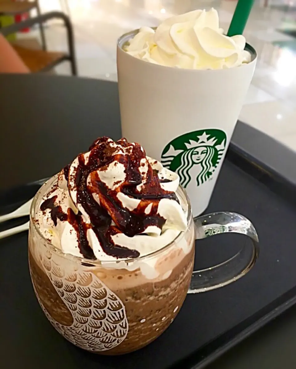 Snapdishの料理写真:ダークモカフラペチーノ✨白桃フラペチーノ|ゆかりさん