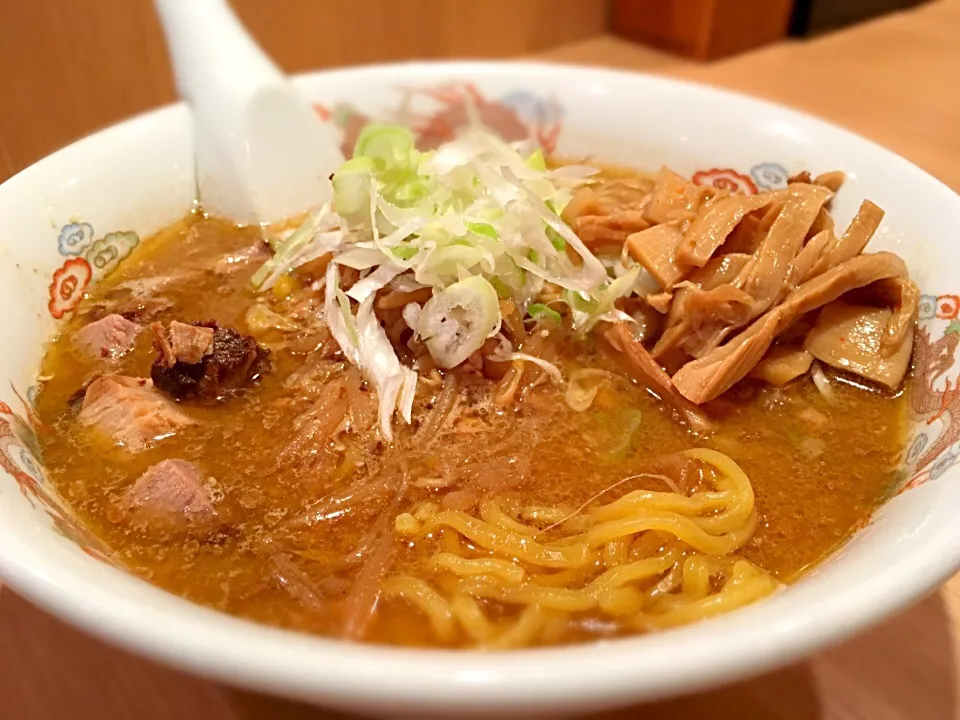 恵比寿 ラーメン【火武偉】
味噌ラーメン 780円
純すみ系の独立との事で、微妙に違う風合いが楽しめます。
少ししょっぱいけど、パンチのあるスープが好きな人は良いと思う。|長谷川盛夏さん