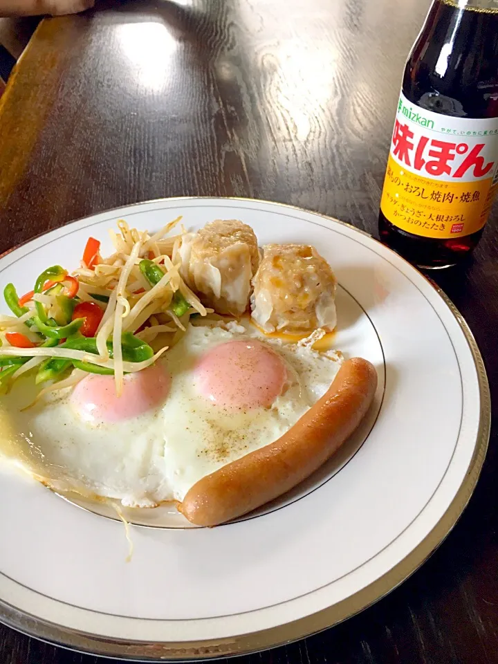 野菜炒めと551シュウマイに
味ぽんを回しかけて
しっかりさっぱりモーニング♪|カドラさん