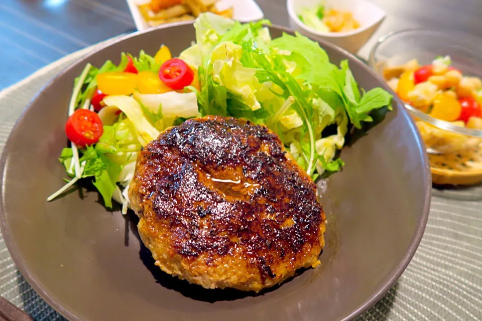 今夜のおうちごはん。野菜たっぷりハンバーグ、きんぴらごぼう、手作り塩麹ひよこ豆と彩り野菜和え、中華クラゲです|かれんさん