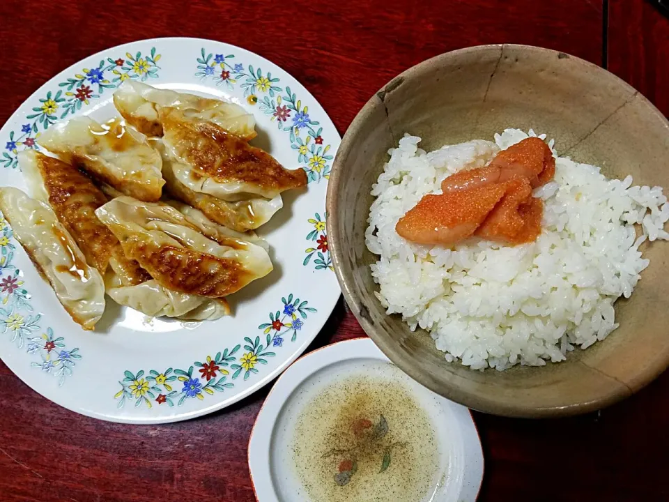 市販の餃子焼いただけと明太子ご飯 #餃子 #明太子|Morito Kamiyaさん