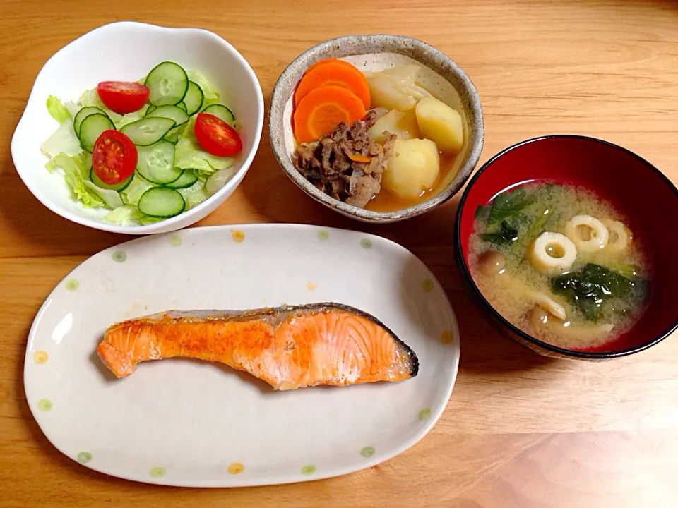 鮭の塩焼き⭐️肉じゃが⭐️サラダ⭐️小松菜の味噌汁|ほなさん